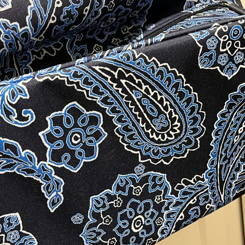 VERA BRADLEY NAVY BLUE PAISLEY DESIGN WEEKEND/TRAVEL EXPANDABLE TOTE